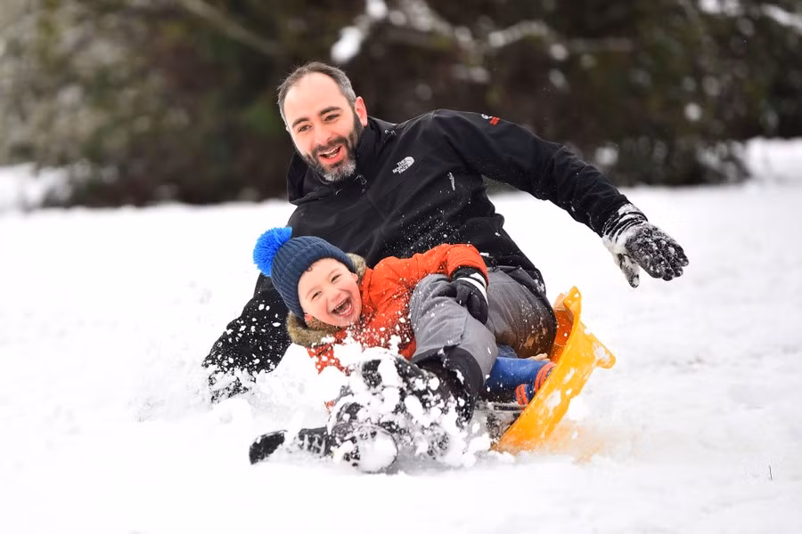 Gia đình cùng nhau chơi trượt tuyết ở Newcastle-Under-Lyme, Anh.