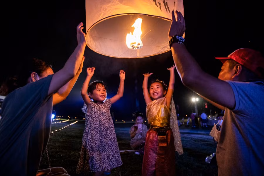 Những em nhỏ vui vẻ thả đèn trời "khom loy" trong Lễ hội Yee Peng ở Lamphun, Thái Lan vào tháng 11/2021. Yee Peng 2021 là lễ hội lớn đầu tiên được tổ chức tại Thái Lan kể từ khi quốc gia này mở cửa trở lại đón khách du lịch quốc tế vào ngày 1/11/2021.