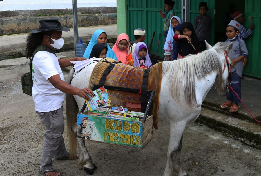 Đây là Ridwan Sururi, người sáng lập ra Thư viện ngựa Kuda Pustaka ở làng Pesanggrahan, Purbalingga, Java. Anh đã thu thập được 7.000 cuốn sách cũ kể từ năm 2014, đổi sách mới cho trẻ em và mở một thư viện tại nhà của mình để người dân, trẻ em và học sinh có thể đến thăm, đọc sách.