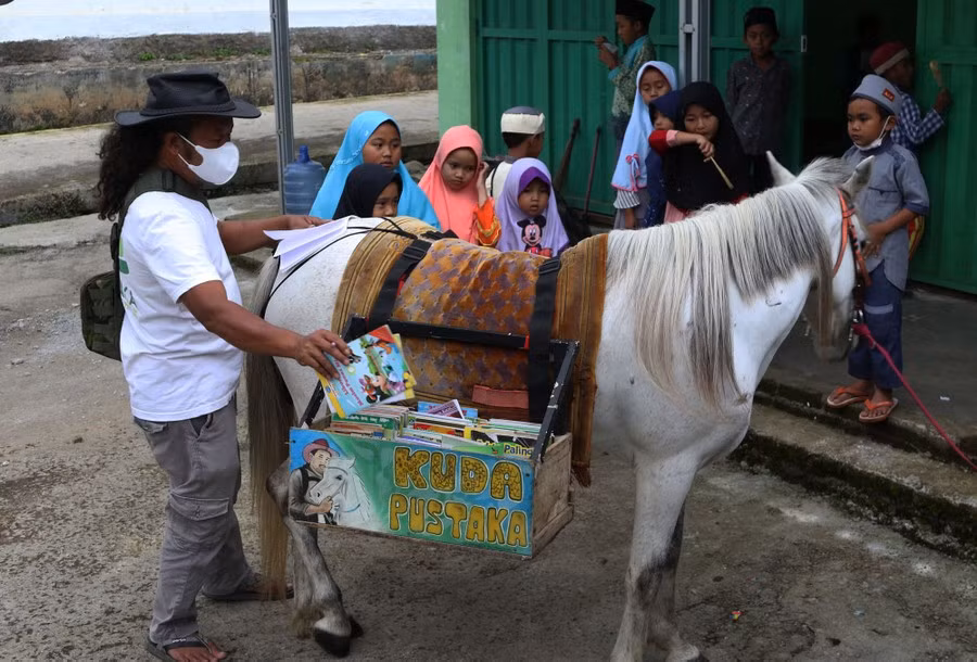 Đây là Ridwan Sururi, người sáng lập ra Thư viện ngựa Kuda Pustaka ở làng Pesanggrahan, Purbalingga, Java. Anh đã thu thập được 7.000 cuốn sách cũ kể từ năm 2014, đổi sách mới cho trẻ em và mở một thư viện tại nhà của mình để người dân, trẻ em và học sinh có thể đến thăm, đọc sách.