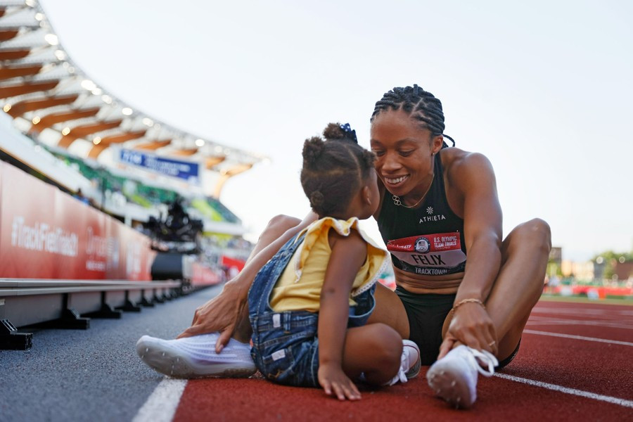 Vận động viên Allyson Felix ăn mừng với con gái Camryn sau khi về nhì trong trận chung kết 400m nữ ở Eugene, Oregon, Mỹ.