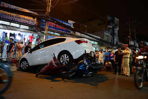 O to mat lai khi lui cuon 6 xe may vao gam-Hinh-5