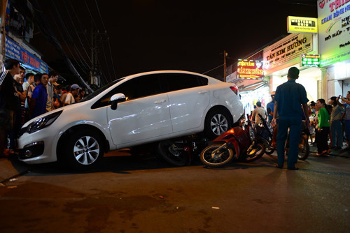 O to mat lai khi lui cuon 6 xe may vao gam-Hinh-2