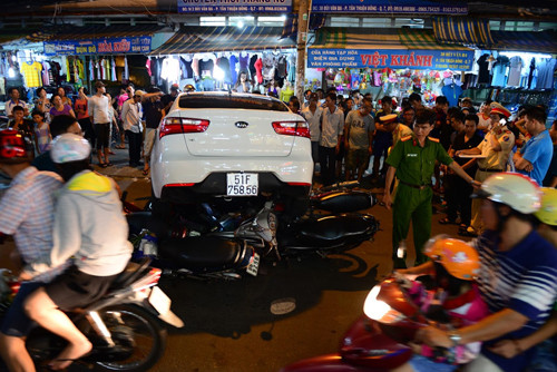 O to mat lai khi lui cuon 6 xe may vao gam-Hinh-3