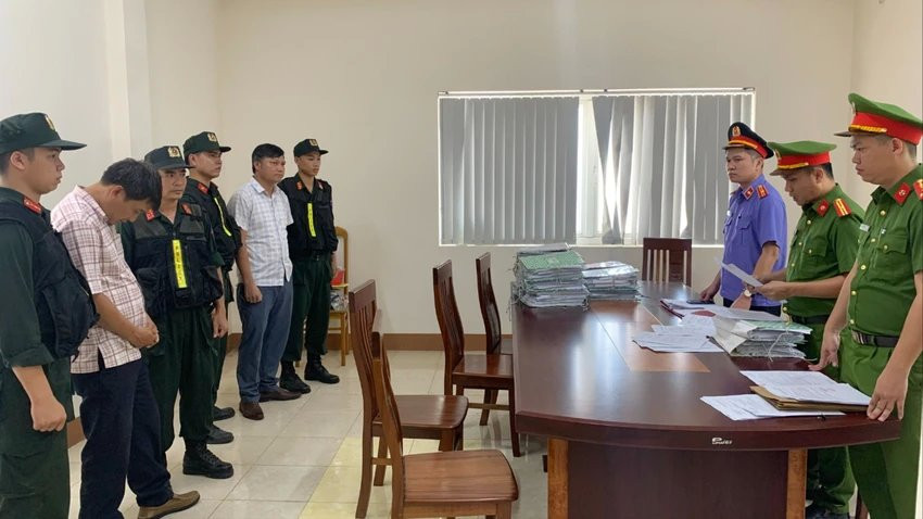 Khoi to, bat tam giam 4 can bo nganh tai nguyen o Quang Tri