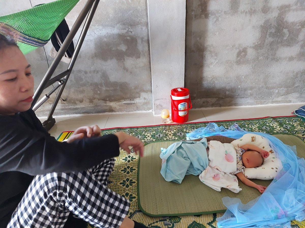 Bé gái sơ sinh bị bỏ rơi bên lề đường ở Quảng Bình Be gai so sinh bi bo roi ben le duong o Quang Binh