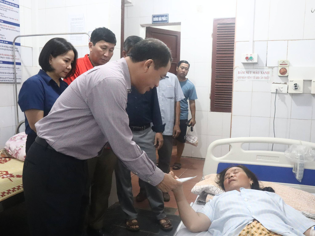 Thăm hỏi, động viên gia đình nạn nhân vụ sạt lở đất ở Hà Tĩnh Tham hoi, dong vien gia dinh nan nhan vu sat lo dat o Ha Tinh