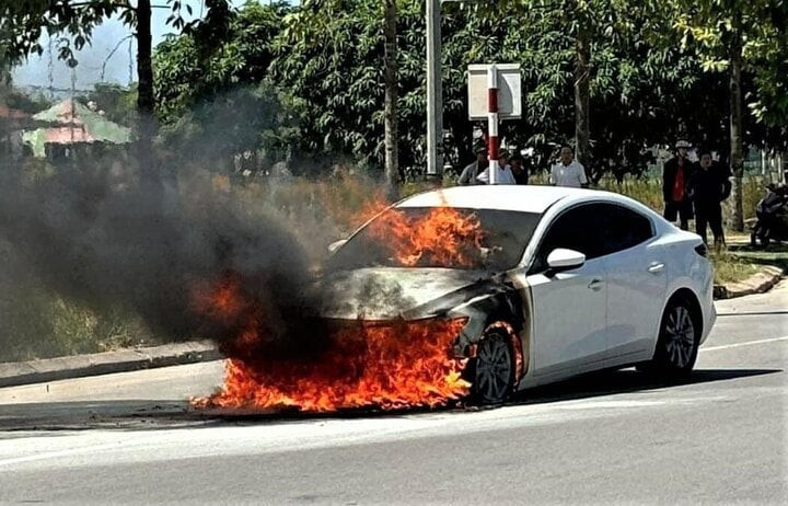 Một ngày xảy ra 2 vụ hỏa hoạn ở thành phố Hà Tĩnh - Hình 2 Mot ngay xay ra 2 vu hoa hoan o thanh pho Ha Tinh-Hinh-2