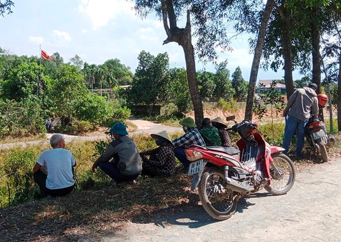 Phát hiện thi thể người đàn ông trôi trên kênh Kẻ Gỗ Phat hien thi the nguoi dan ong troi tren kenh Ke Go