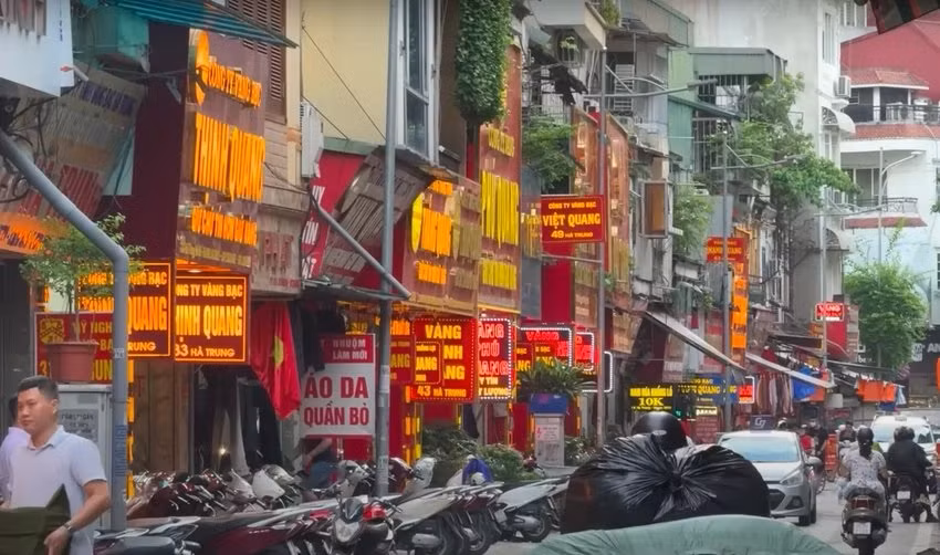 Hoi mua vang SJC cho den, nguoi ban tra loi 'giay to lay dau ra'