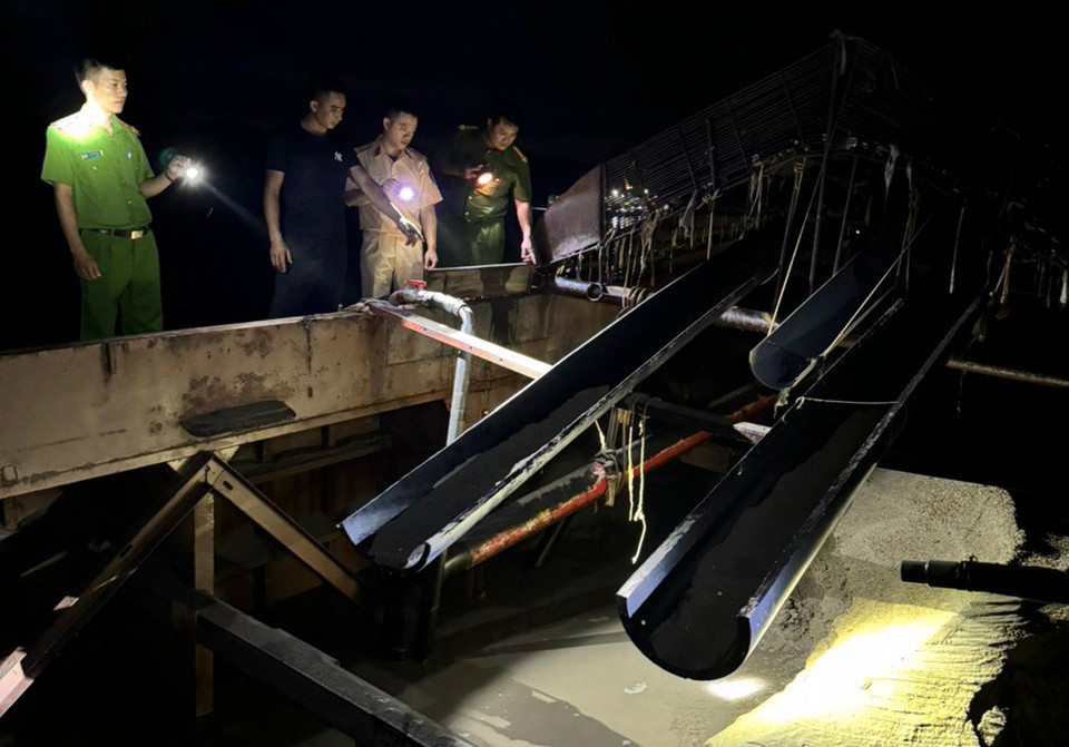 Quang Binh: Bat qua tang tau vo sat hut trom cat tren song Gianh