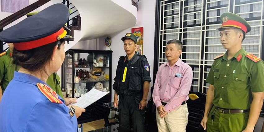 Vua thoat an tu, nguyen Giam doc CDC Thua Thien Hue lai bi bat