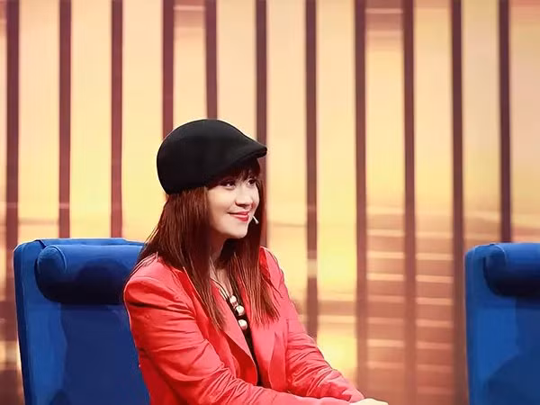 Luu Thien Huong ra sao sau nua nam to dong nghiep 'nem dien thoai'?-Hinh-2