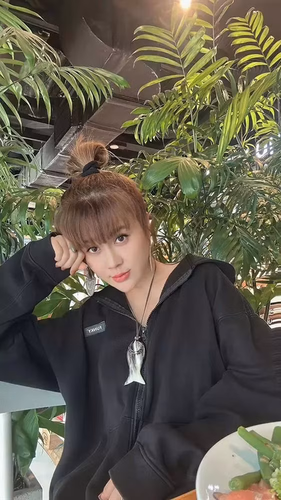 Luu Thien Huong ra sao sau nua nam to dong nghiep 'nem dien thoai'?-Hinh-7