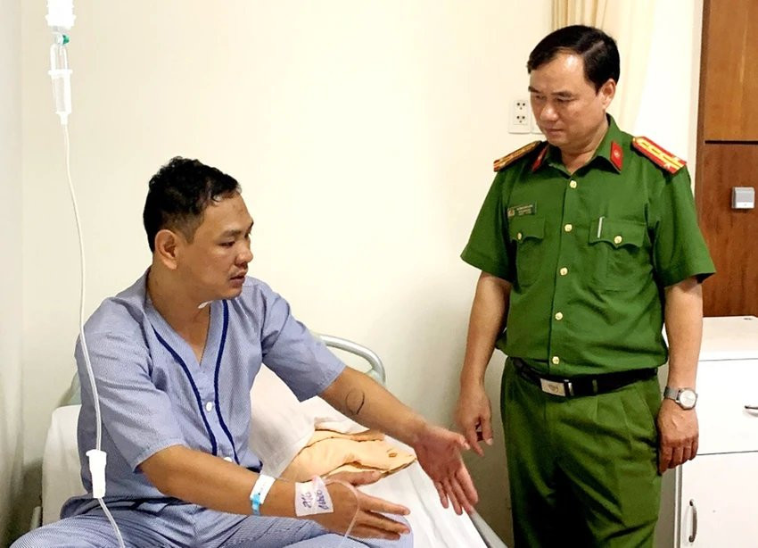 Khởi tố đối tượng dùng dao tấn công 2 chiến sĩ công an Gia Lai - Hình 2 Khoi to doi tuong dung dao tan cong 2 chien si cong an Gia Lai-Hinh-2