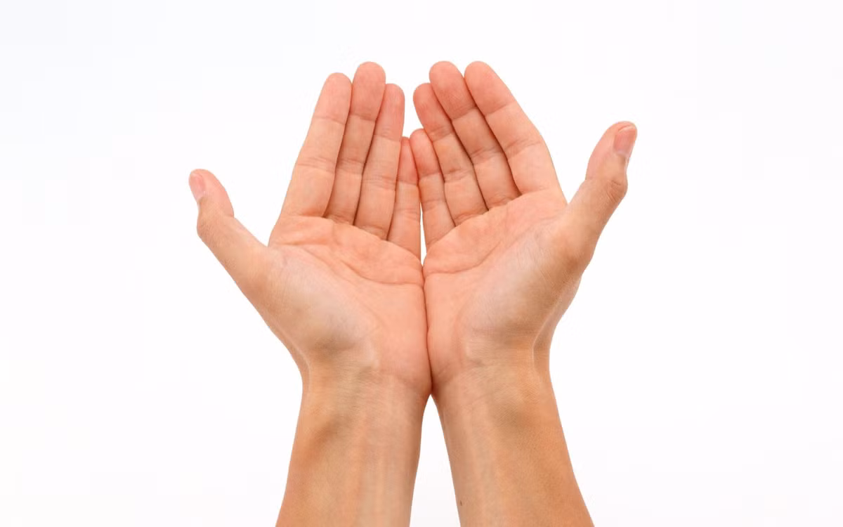 Ngược lại, những người cao to mà bàn tay nhỏ xíu thường rất nhỏ mọn và keo kiệt.