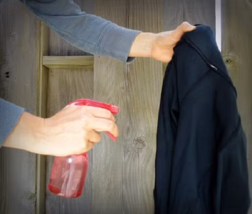 Có thể bạn không ưa mùi của rượu nhưng rượu sẽ giúp loại bỏ vi khuẩn gây mùi trên quần áo của bạn. Xịt rượu lên vùng quần áo bị mùi, sau đó treo chúng trong khu vực thông thoáng đến khi khô.