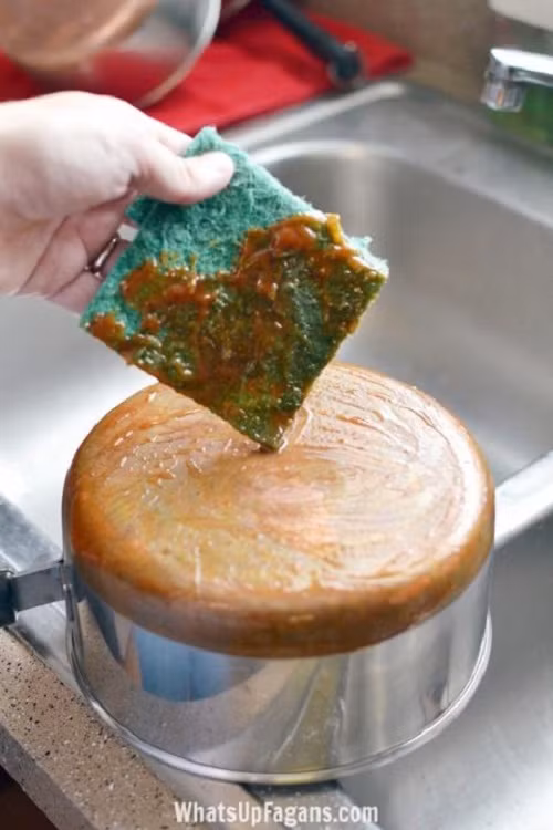 Các món rán có thể làm xỉn màu chiếc chảo của bạn. Để loại bỏ điều này, bạn chỉ cần đổ một chút nước sốt cà chua lên trên, sau đó rửa sạch lại bằng nước và lau khô.