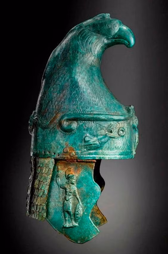 Người La Mã sử dụng chiếc mũ hình chim đại bàng in hình chiến binh để xua đuổi kẻ thù trong những năm 100 - 250 sau công nguyên.