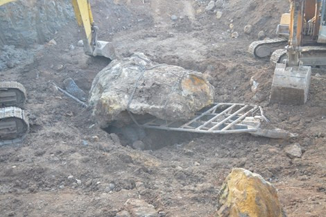 Tạm giữ hòn đá bán quý 30 tấn, giá nhiều tỉ đồng Tam giu hon da ban quy 30 tan, gia nhieu ti dong