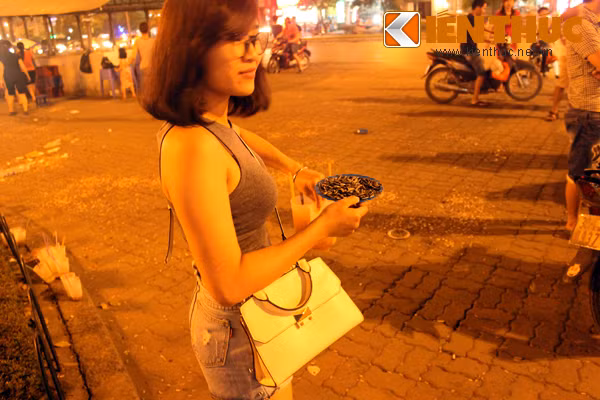 Một cô gái cố gắng cầm lấy cốc nước và đĩa hạt đang cắn dở vì chủ bán hàng đã thu dọn mất bàn ghế chạy công an. Sau khi lực lượng Công an đi xa những trai vẫy lại đứng ra vị trí của mình để bắt khách, những chiếc bàn ghế bên trong lại được họ tiếp tục được bày ra bán nước.