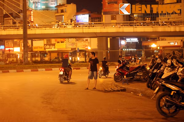 Đoạn đường các trai vẫy đứng bắt khách là khúc cua, nếu người đi đường đang đi mà họ bất ngờ lao ra sẽ rất dễ gây ra tai nạn giao thông.