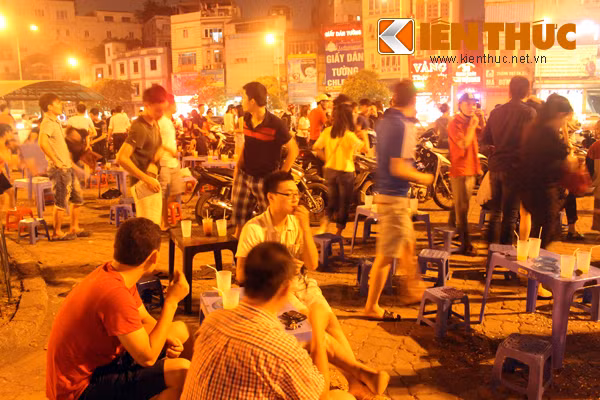 Sau khi thấy bóng dáng công an đi qua, các trai vẫy chạy vào cùng với một số người phục vụ khách bên trong hô hoán "thượng đế" chạy đi chỗ khác.