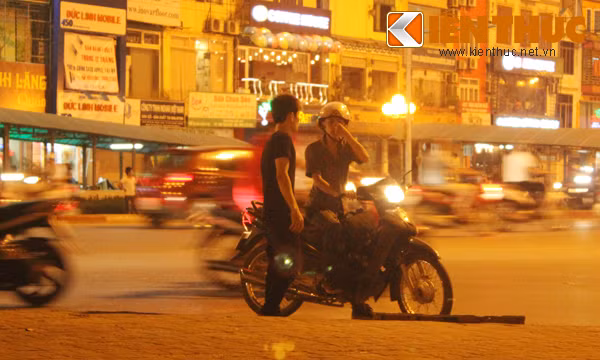 Khoảng thời gian các trai vẫy đua nhau dàn hàng ra đường chặn đầu xe máy diễn ra khoảng từ 19h cho đến 22h hàng ngày. Những người này chủ yếu là cá nhân, họ tổ chức bán nước vỉa hè. Ảnh: Nam thanh niên cố níu kéo xe máy của một người đi đường mời người này vào uống nước.