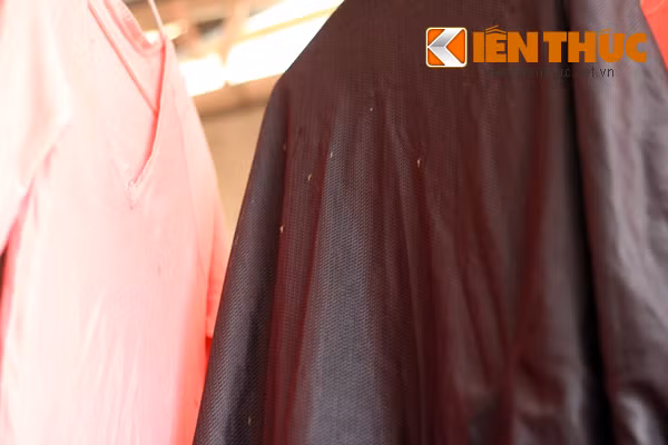 Nhiều quần áo của người dân cũng bị muỗi đậu vô số.