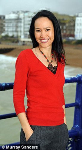 Lớn lên, Cowley là nhân viên trong sở cảnh sát Sussex. Cowley không biết cô thực sự bao nhiêu tuổi và tên cha mẹ là gì. Mong muốn trở về quê hương, năm 2010, nữ cảnh sát trở lại thành phố Hồ Chí Minh dịp kỷ niệm 35 năm cô rời Việt Nam. Ảnh: Daily Mail.