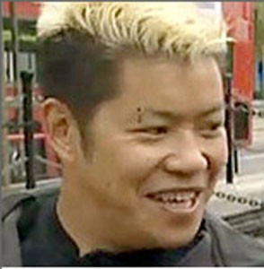 Thường xuyên liên hệ với Cowley vì họ từng cùng trên chuyến bay đến vùng đất mới và chưa tìm được cha mẹ ruột. Ảnh: BBC,