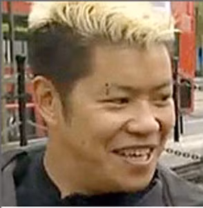 Thường xuyên liên hệ với Cowley vì họ từng cùng trên chuyến bay đến vùng đất mới và chưa tìm được cha mẹ ruột. Ảnh: BBC,