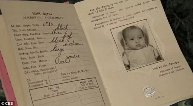 Mùa hè năm 1972, một người lính tìm thấy bé gái tím tái trong tay của mẹ đã chết. Đứa trẻ mồ côi được đưa đến cô nhi viện và sau đó chuyển sang Mỹ. Một cặp vợ chồng ở Wisconsin nhận bé làm con nuôi và đặt tên là Kimberley Mitchell. Đứa trẻ gốc Việt lớn lên và làm việc trong Hải quân Mỹ.