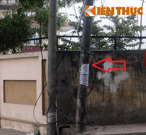 Chiếc cột điện còn mới nhưng cũng đã bị nghiêng.