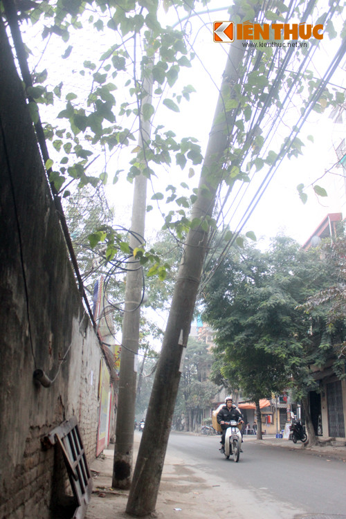 Nhiều cột điện đang trong tình trạng bị siêu vẹo ra phía đường, thậm chí có cột nghiêng đến khoảng 30 độ...