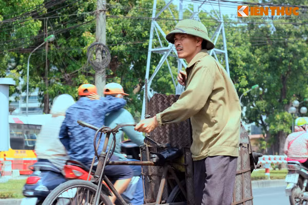 Trên con đường gốm sứ Hà Nội, người đàn ông dắt chiếc xe đạp "cà tàng" chở than, mắt không thể mở to vì nắng quá chói, và có lẽ vì cả những giọt mồ hôi.