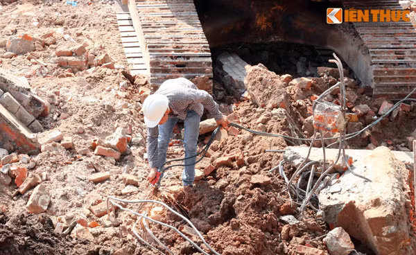 Càng về trưa, nhiệt độ càng tăng lên nhưng những công nhân đang tham gia giải tỏa mặt bằng trên đường Bưởi (Hà Nội) vẫn không nghỉ ngơi. Họ tập trung cố gắng vì muốn nhanh chóng hoàn thành công việc.