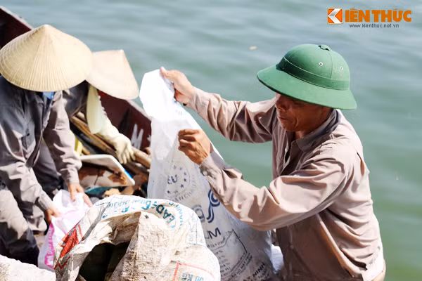 Ông Thơ, một công nhân thu dọn rác thải trên hồ Tây (Hà Nội) chia sẻ: "Đội của chúng tôi gồm 30 người, một ngày chia làm 2 ca (sáng và chiều). Thời điểm này nắng nóng kéo dài, người dân đổ rất nhiều rác thải xuống hồ, nhất là vỏ quả dưa, chai lọ... nên anh em trong đội phải đi làm từ rất sớm mới thu gom được hết rác thải, trả lại màu nước sạch trong xanh cho hồ Tây".