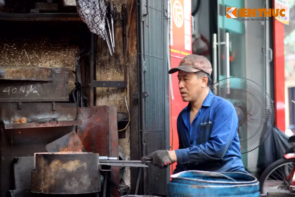 Mồ hôi ướt đẫm bộ quần áo công nhân đầy dầu mỡ nhưng ông Hùng vẫn hăng say làm việc.