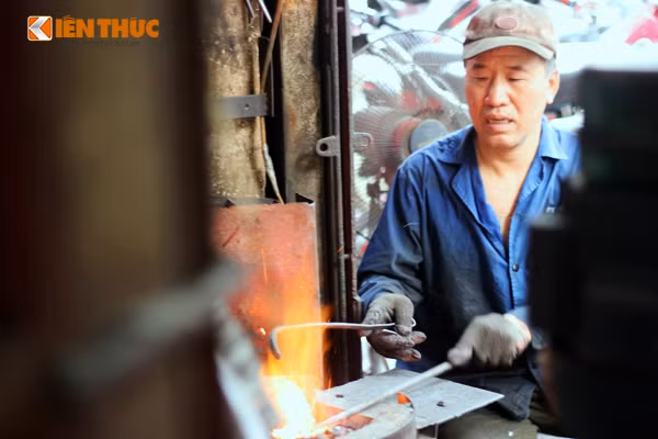 Người giữ lửa cho phố Lò Rèn, ông Nguyễn Phương Hùng, vẫn miệt mài bên ngọn lửa mà người khác chỉ nhìn đã muốn xỉu.