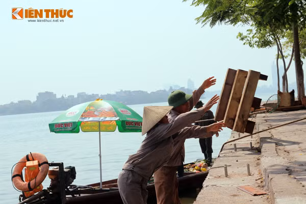 Giữa trưa nắng nóng nhưng các công nhân môi trường trong đội của ông Thơ vẫn nhiệt tình với công việc mà họ đang làm.