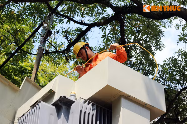 Theo dự báo, những ngày tới, Thủ đô Hà Nội vẫn tiếp tục phải chịu những đợt nắng nóng gay gắt.