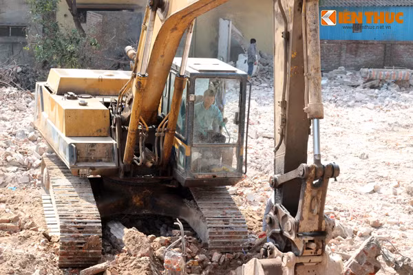 Trong thời tiết này, nhiệt độ trong buồng lái máy xúc cực kỳ khủng khiếp, không khác gì cái lò hấp. Tuy nhiên, người thợ vẫn luôn ở vị trí của mình.