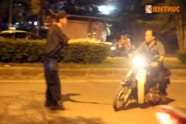 Có rất nhiều người đi xe máy vi phạm luật giao thông sẵn sàng quay đầu xe bỏ chạy... Ảnh chụp tổ công tác Y11/141.