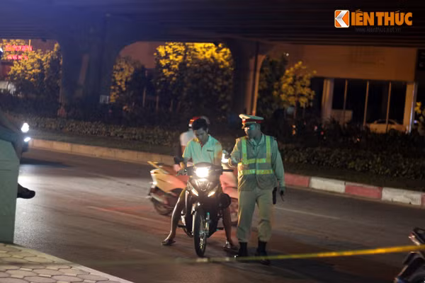 Theo kế hoạch, 15 tổ công tác đặc biệt của lực lượng 141 Công an TP Hà Nội ra quân với nhiệm vụ, kiểm tra, xử lý các trường hợp người điều khiển xe máy vi phạm luật giao thông... Ảnh chụp tổ công tác Y12/141.