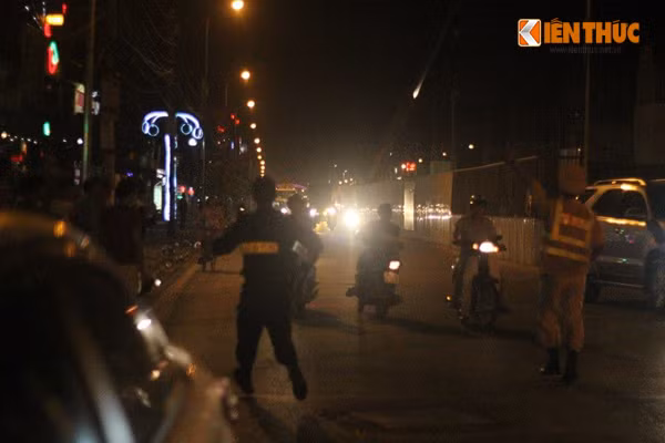 Hình ảnh những người vi phạm luật giao thông quay đầu xe cực kỳ nguy hiểm khi bị lực lượng 141 phát hiện và yêu cầu dừng phương tiện để kiểm tra hành chính. Ảnh chụp tổ công tác Y4/141.