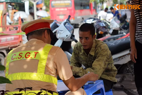 Chia sẻ những khó khăn trong quá trình làm nhiệm vụ, Đại úy Nguyễn Thanh Tùng - Chỉ huy tổ công tác Y4/141 cho hay: "Quá trình làm nhiệm vụ chốt chặn trấn áp các loại tội phạm, bản thân tôi cũng như các anh em trong tổ gặp phải không ít khó khăn, ví dụ trường hợp những người vi phạm giao thông sẵn sàng quay đầu xe lao vào các chiễn sĩ trong tổ để bỏ chạy. Nguy hiểm hơn là những đối tượng ma vũ khí có thể gây sát thương rất cao nếu phát hiện bóng dáng lực lượng 141... ".