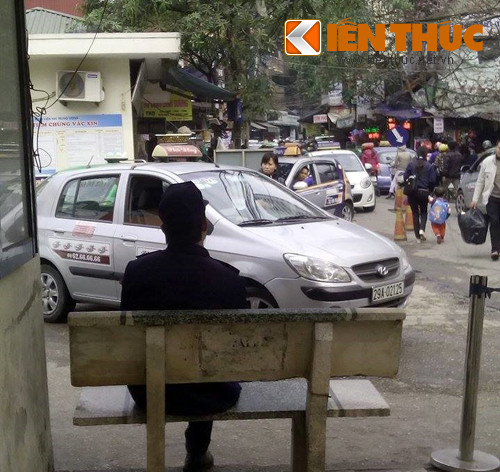 Taxi “lam xiec” chan loi xe cap cuu vao BV Nhi TW-Hinh-3