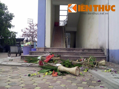 Cách đó không xa, ngay trước lối đi ở một tòa nhà, những lẵng hoa bị vứt bừa bãi rất phản cảm.