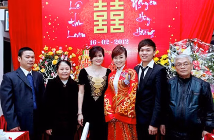 Ghi nhận của phóng viên, toàn bộ mặt tiền của căn nhà đã được phá bỏ, để tránh gây ảnh hưởng và sự chú ý của mọi người, toàn bộ phía bề ngoài ngôi nhà được căng bạt kín và biển cấm.